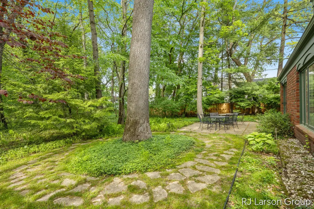 2033 Coronado Drive SE East Grand Rapids City MI 49506