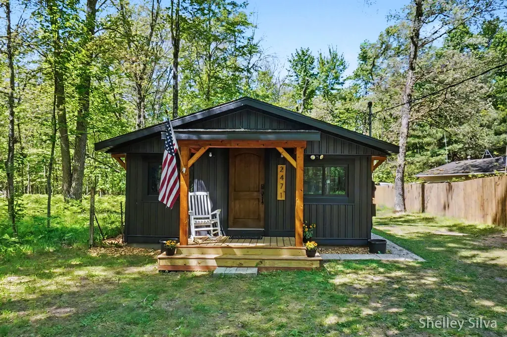 2471 W Wolf Lake Boulevard Peacock Township MI 49304
