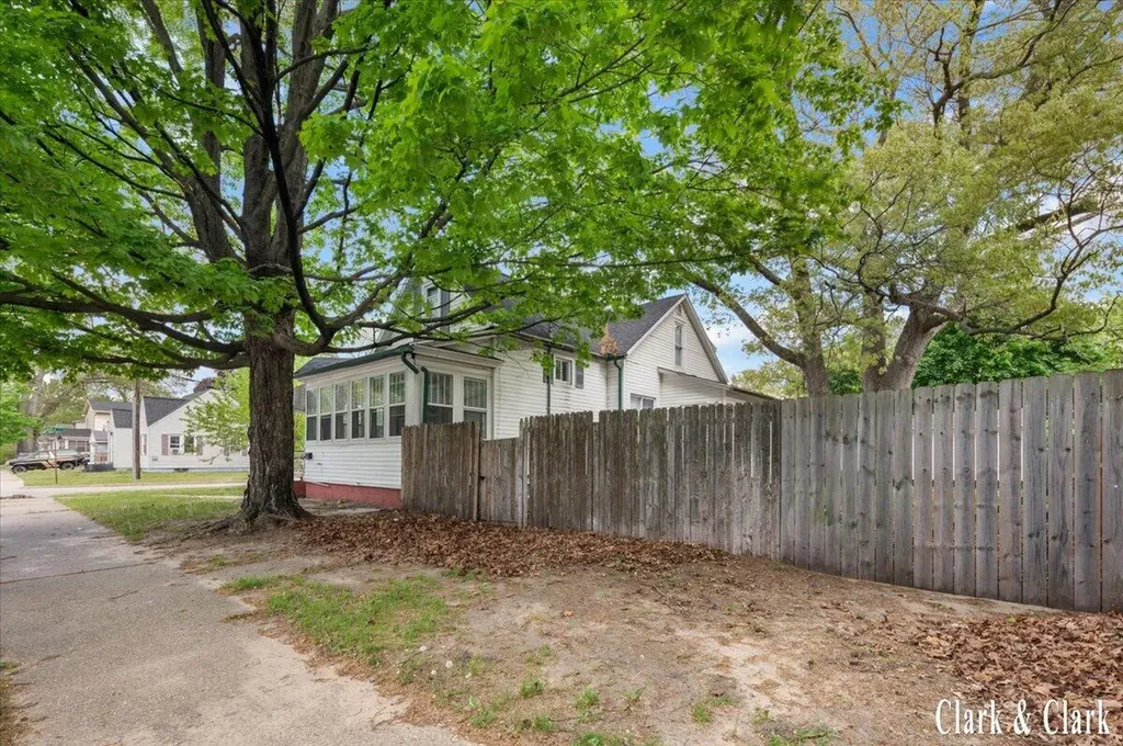 720 Hill Avenue Muskegon City MI 49442