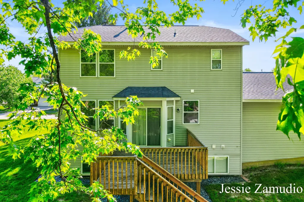 5609 E Grove Drive SE Kentwood City MI 49512