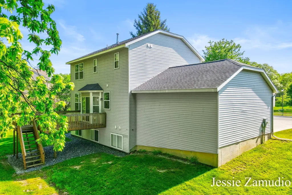 5609 E Grove Drive SE Kentwood City MI 49512