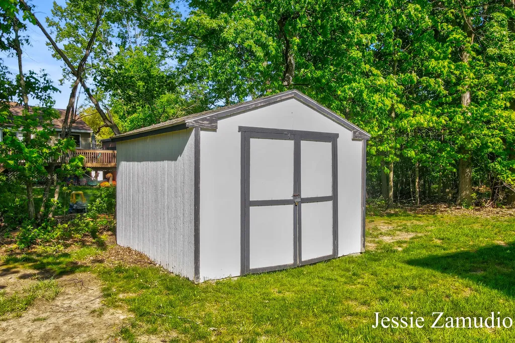 5609 E Grove Drive SE Kentwood City MI 49512