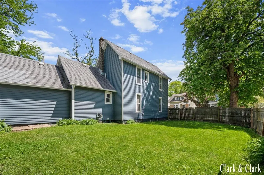 529 Carrier Street NE Grand Rapids City MI 49505