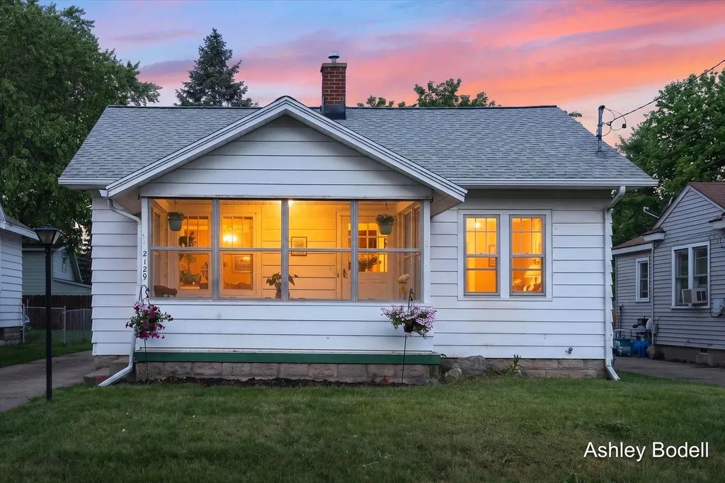 2129 Emerald Avenue NE Grand Rapids City MI 49505