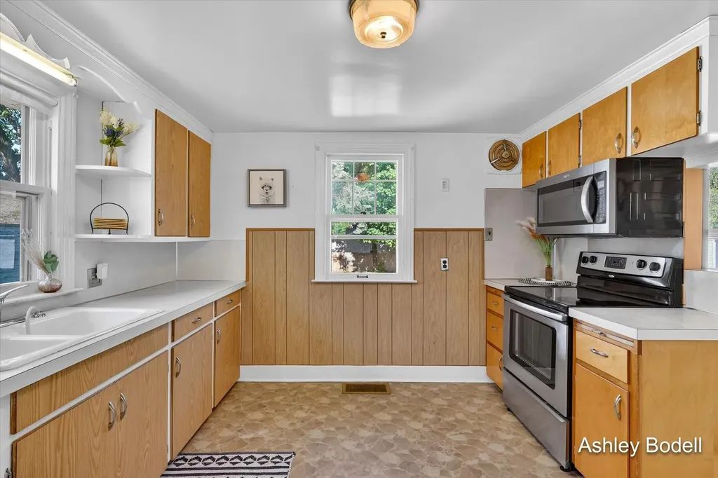 2129 Emerald Avenue NE Grand Rapids City MI 49505