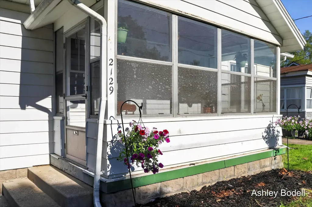 2129 Emerald Avenue NE Grand Rapids City MI 49505