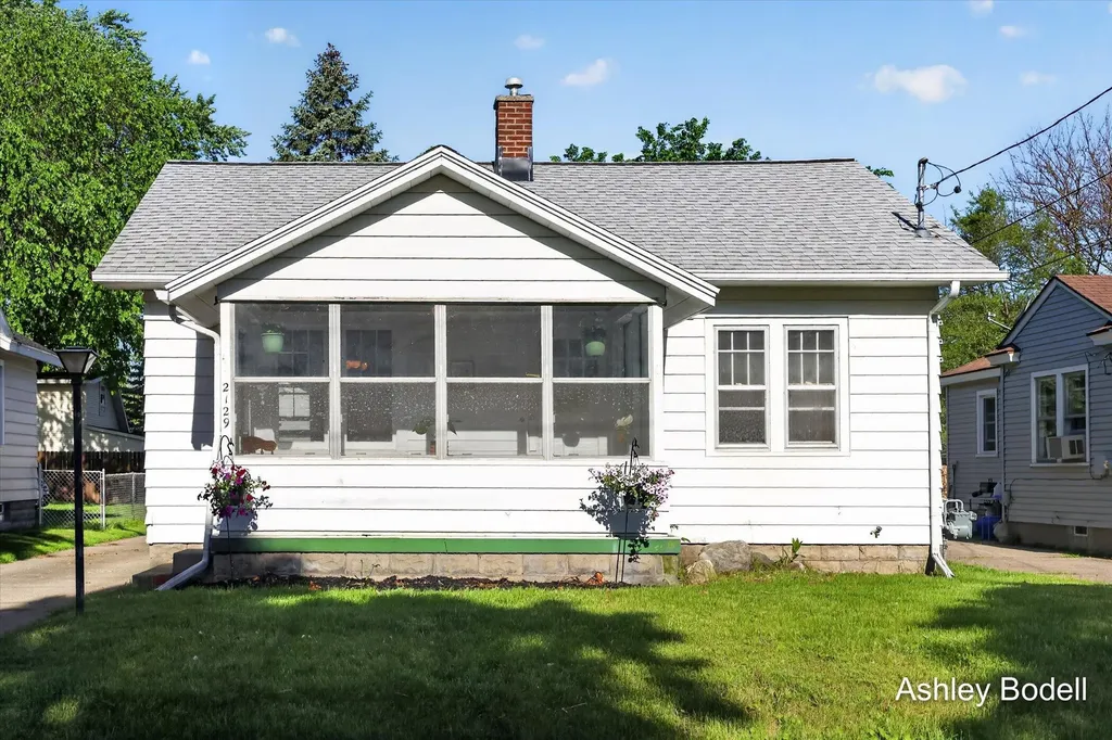 2129 Emerald Avenue NE Grand Rapids City MI 49505