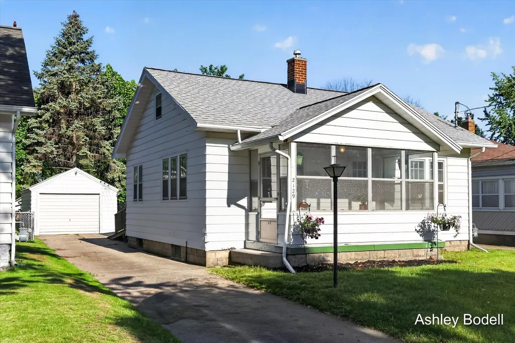 2129 Emerald Avenue NE Grand Rapids City MI 49505
