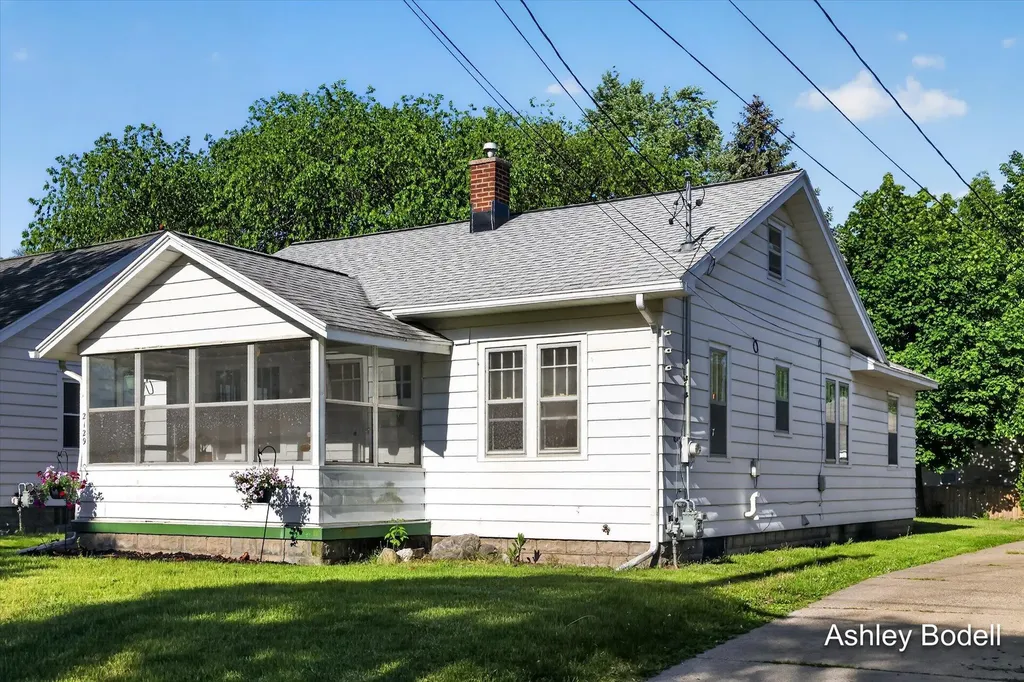 2129 Emerald Avenue NE Grand Rapids City MI 49505