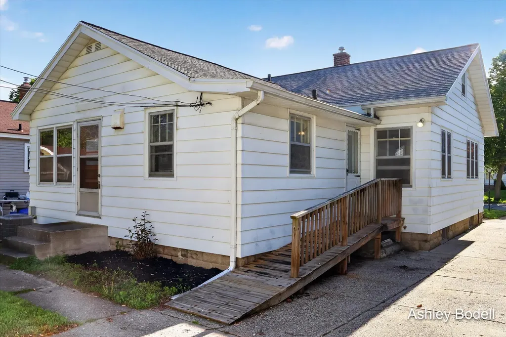 2129 Emerald Avenue NE Grand Rapids City MI 49505