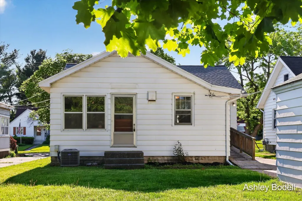 2129 Emerald Avenue NE Grand Rapids City MI 49505
