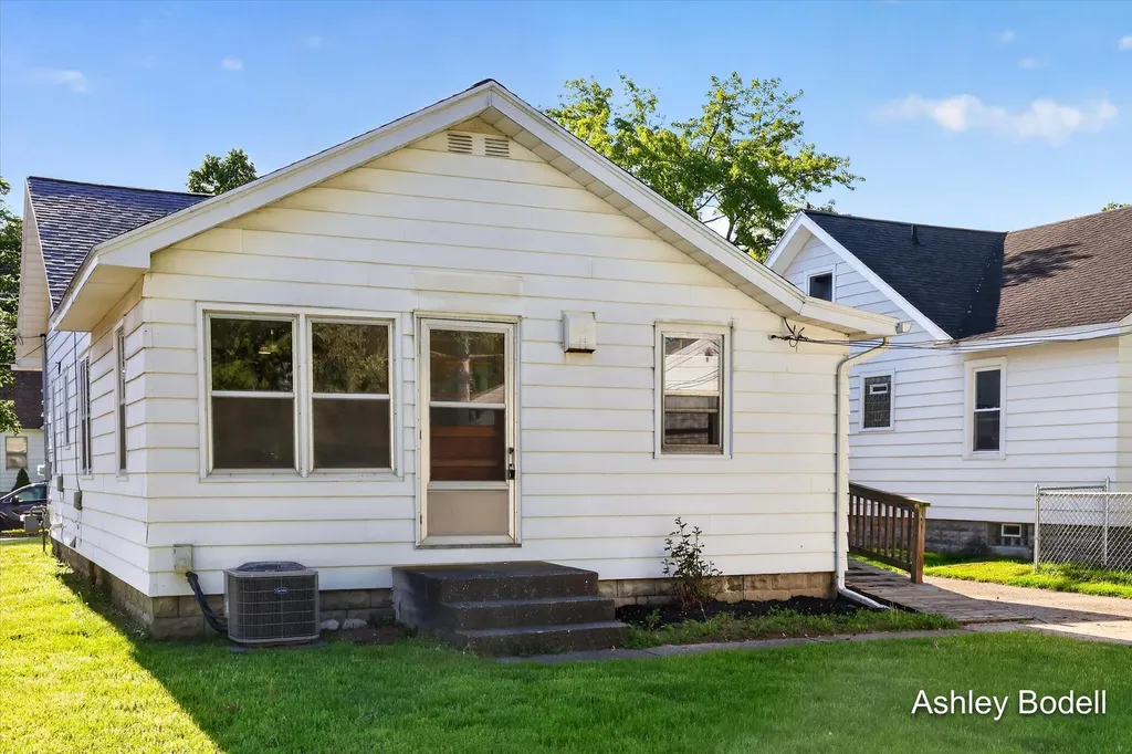 2129 Emerald Avenue NE Grand Rapids City MI 49505