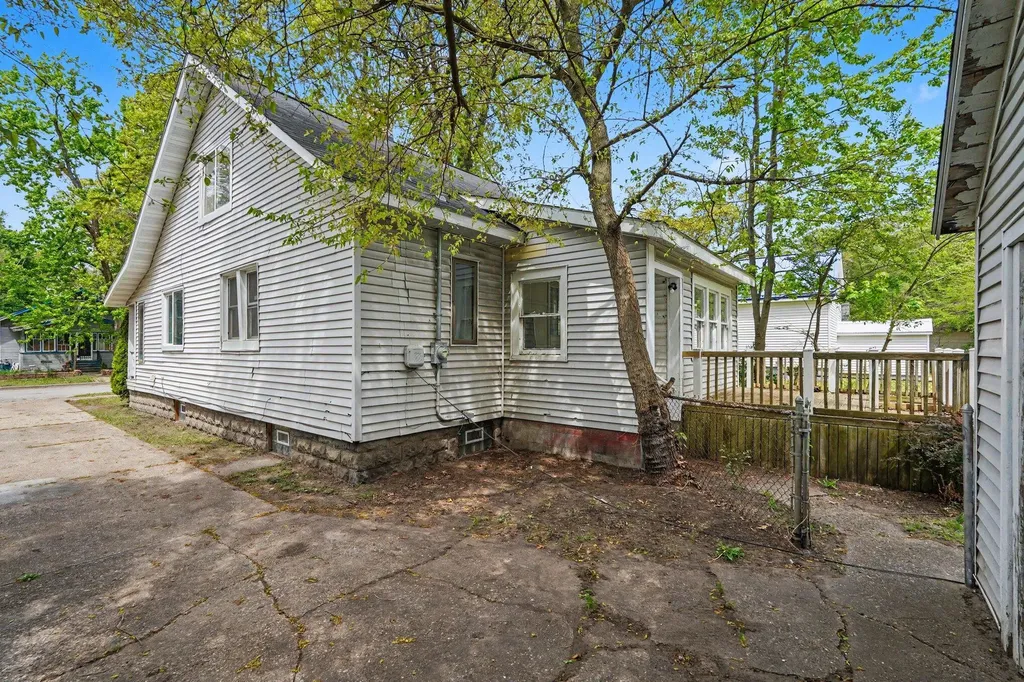 1774 Dyson Street Muskegon City MI 49442