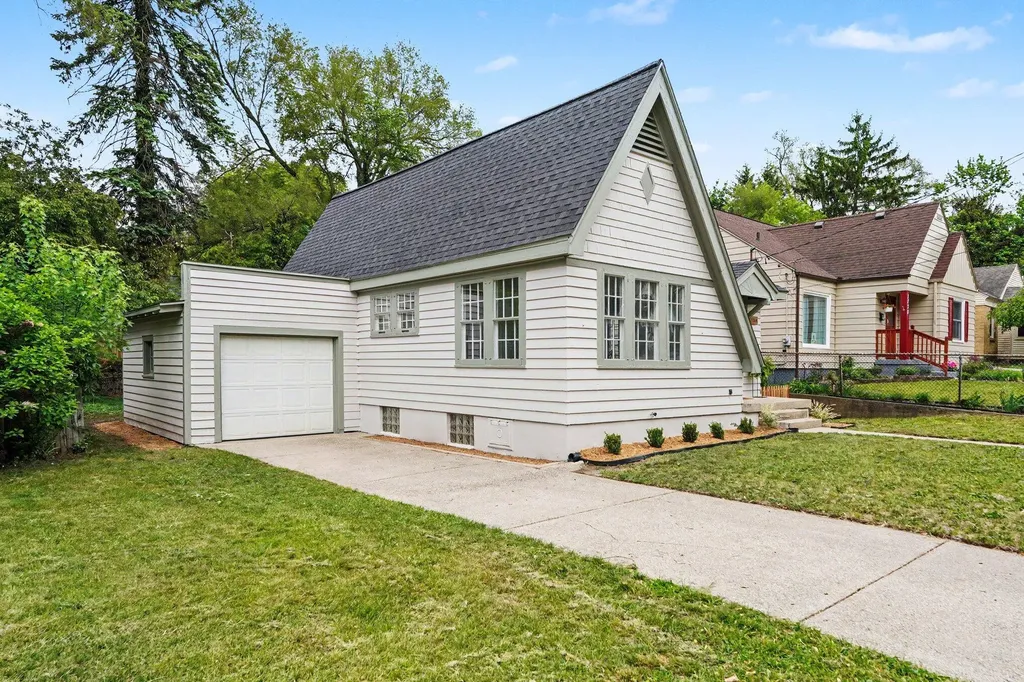 1724 Rossman Avenue SE Grand Rapids City MI 49507