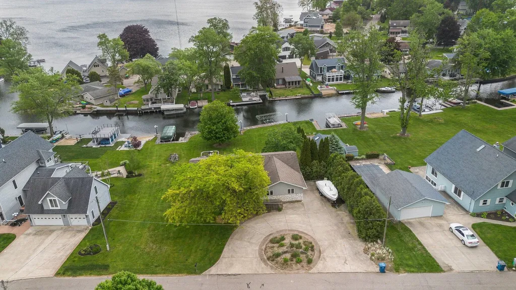 5005 Shoreview Drive Coloma Charter Township MI 49038