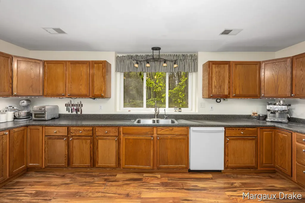 17225 Apache Trail Unknown City MI 49329