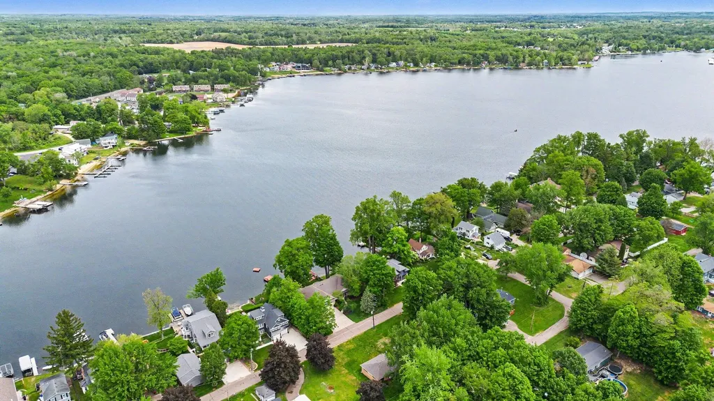 7897 Lakewood Drive Coloma Charter Township MI 49038