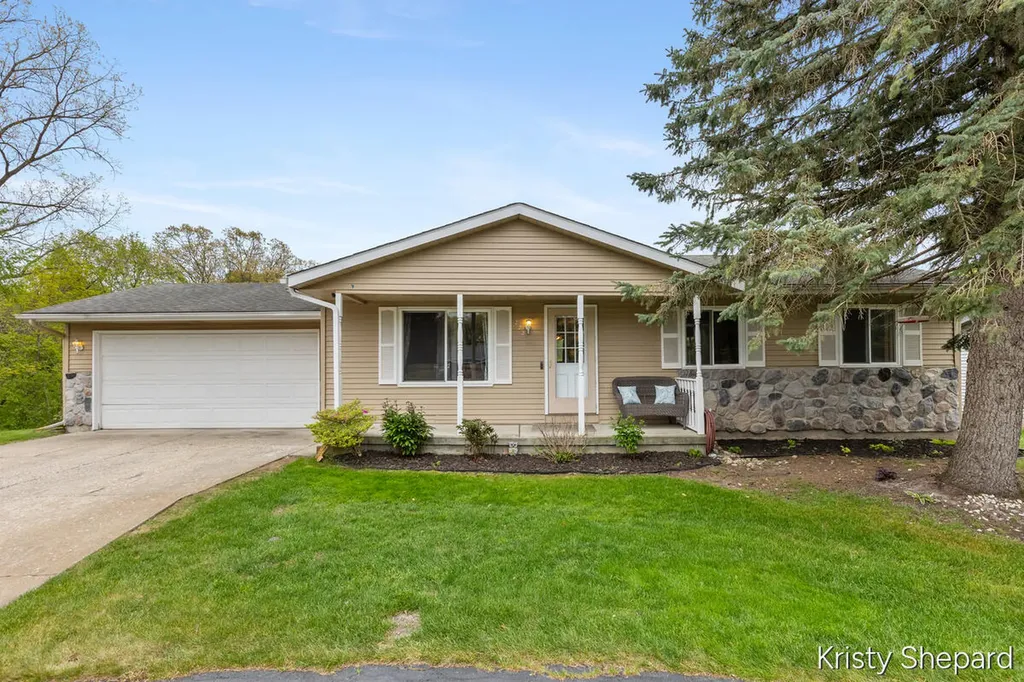 222 York View Place NW Alpine Township MI 49321