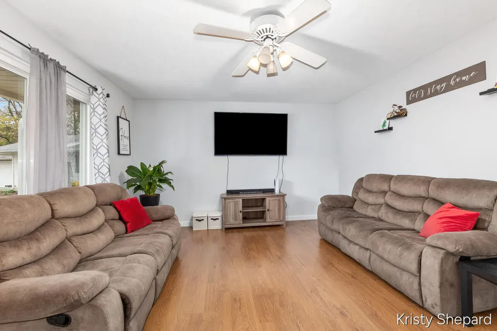222 York View Place NW Alpine Township MI 49321