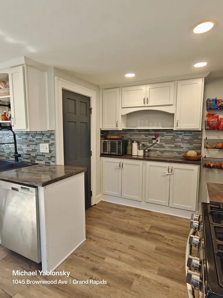 1045 Brownwood Avenue NW Grand Rapids City MI 49504