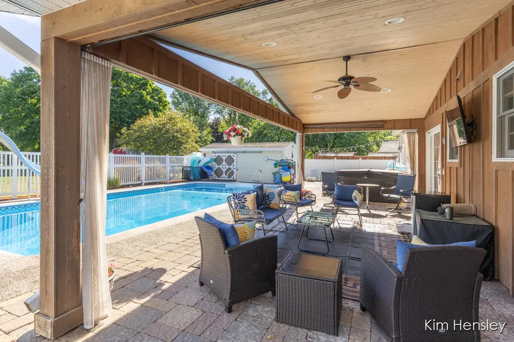 1594 Louva Court Belding City MI 48809