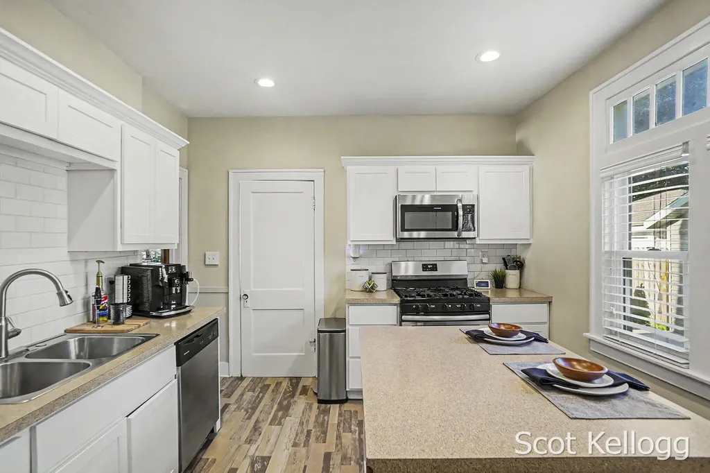 1821 Collins Avenue SE Grand Rapids City MI 49507