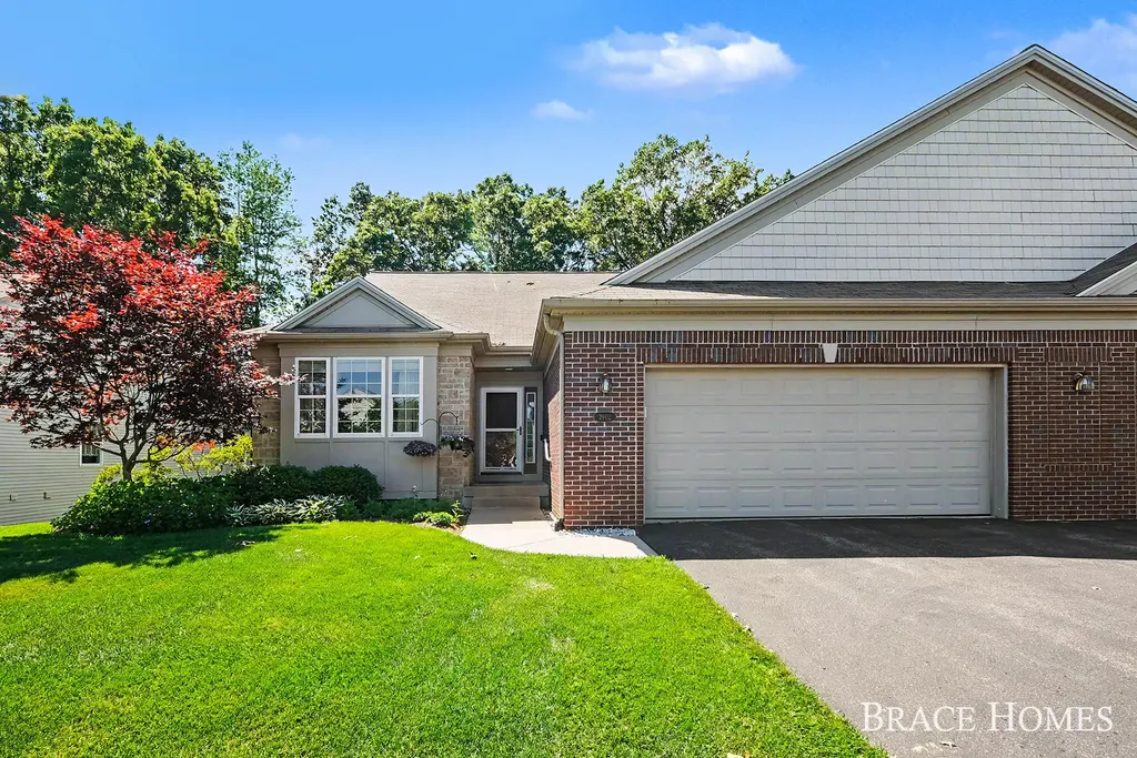2902 Woodridge Circle NE Grand Rapids Charter Township MI 49525