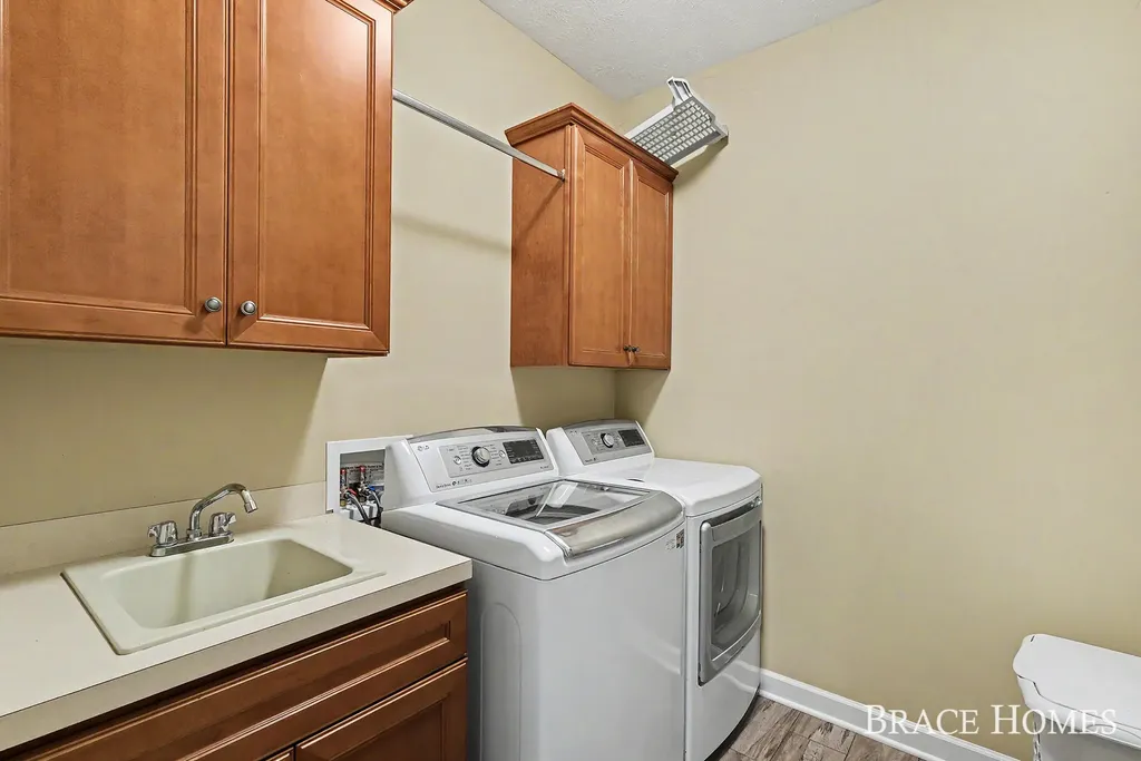 2902 Woodridge Circle NE Grand Rapids Charter Township MI 49525