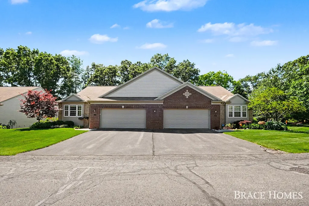 2902 Woodridge Circle NE Grand Rapids Charter Township MI 49525