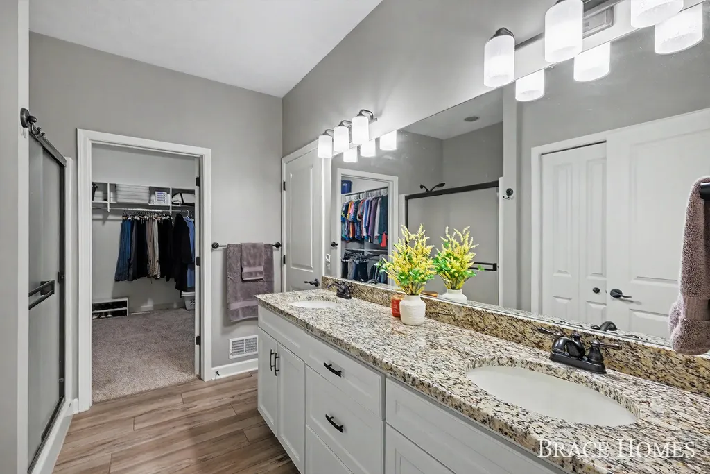 2902 Woodridge Circle NE Grand Rapids Charter Township MI 49525