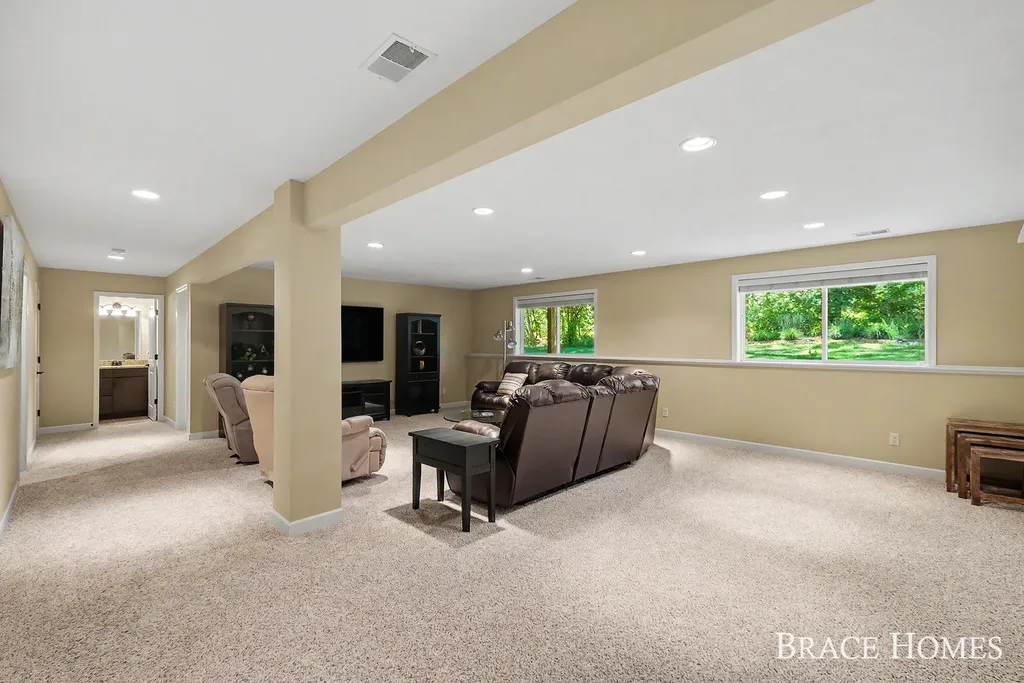 2902 Woodridge Circle NE Grand Rapids Charter Township MI 49525