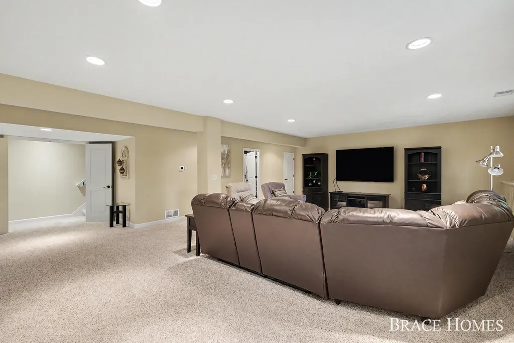 2902 Woodridge Circle NE Grand Rapids Charter Township MI 49525
