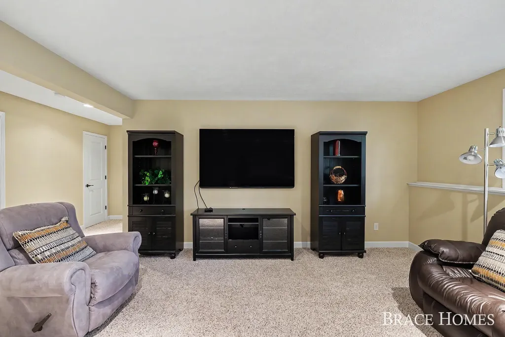 2902 Woodridge Circle NE Grand Rapids Charter Township MI 49525
