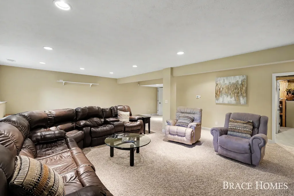 2902 Woodridge Circle NE Grand Rapids Charter Township MI 49525