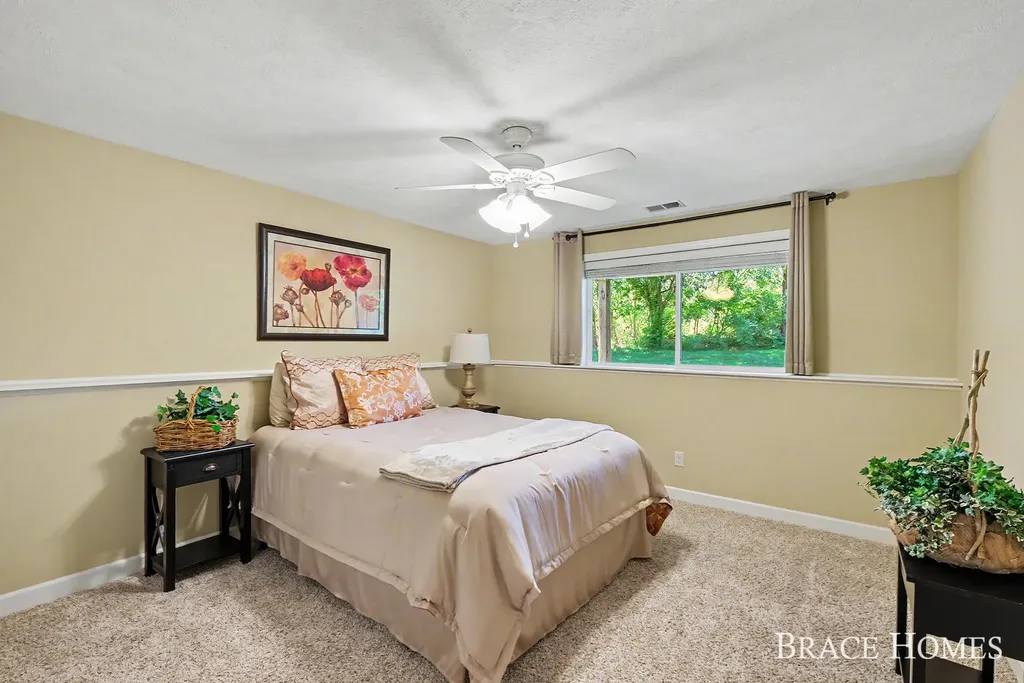 2902 Woodridge Circle NE Grand Rapids Charter Township MI 49525