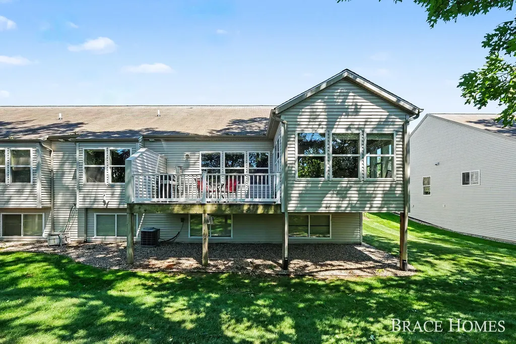 2902 Woodridge Circle NE Grand Rapids Charter Township MI 49525