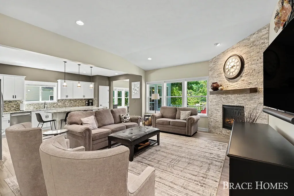 2902 Woodridge Circle NE Grand Rapids Charter Township MI 49525