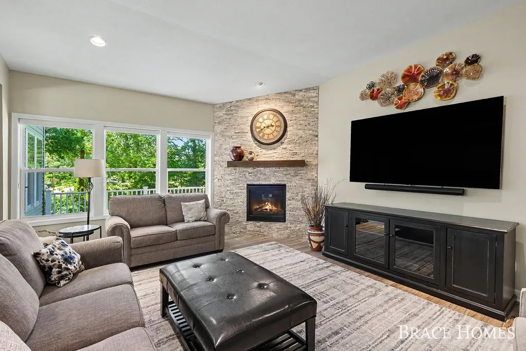 2902 Woodridge Circle NE Grand Rapids Charter Township MI 49525