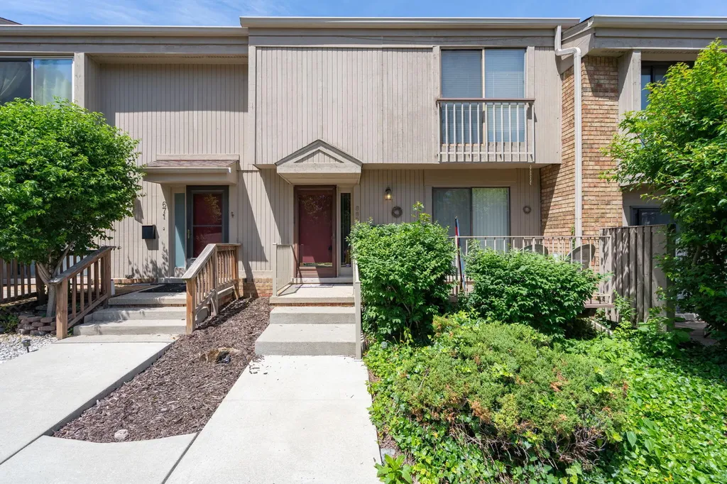 669 Oakbrook W Rochester Hills City MI 48307
