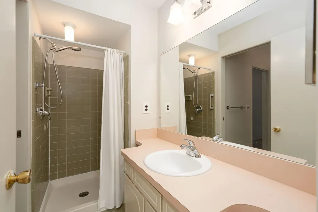 669 Oakbrook W Rochester Hills City MI 48307