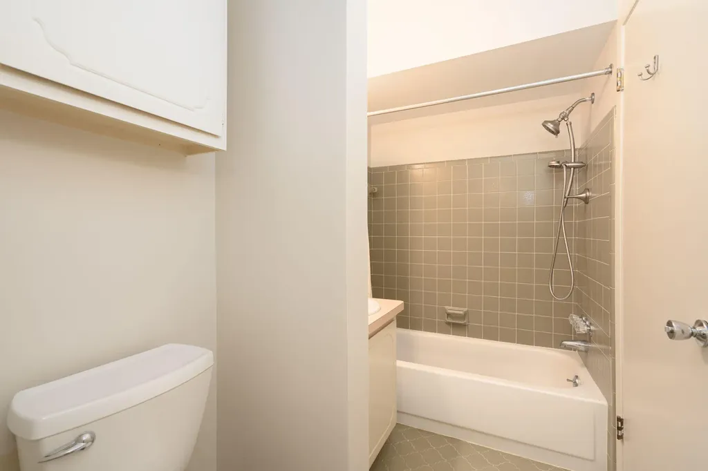 669 Oakbrook W Rochester Hills City MI 48307