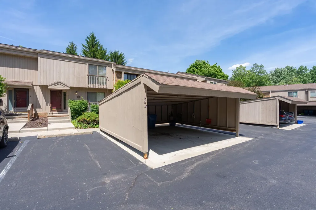 669 Oakbrook W Rochester Hills City MI 48307