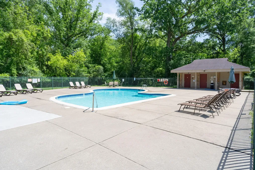 669 Oakbrook W Rochester Hills City MI 48307