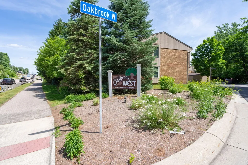669 Oakbrook W Rochester Hills City MI 48307