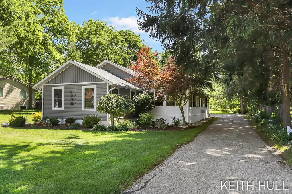 1328 Maplerow Avenue NW Walker City MI 49534