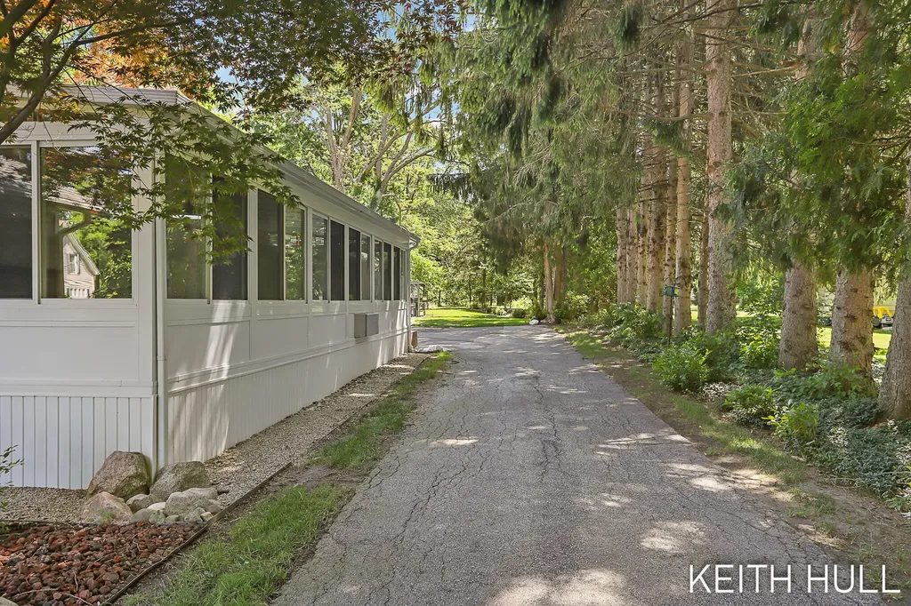 1328 Maplerow Avenue NW Walker City MI 49534