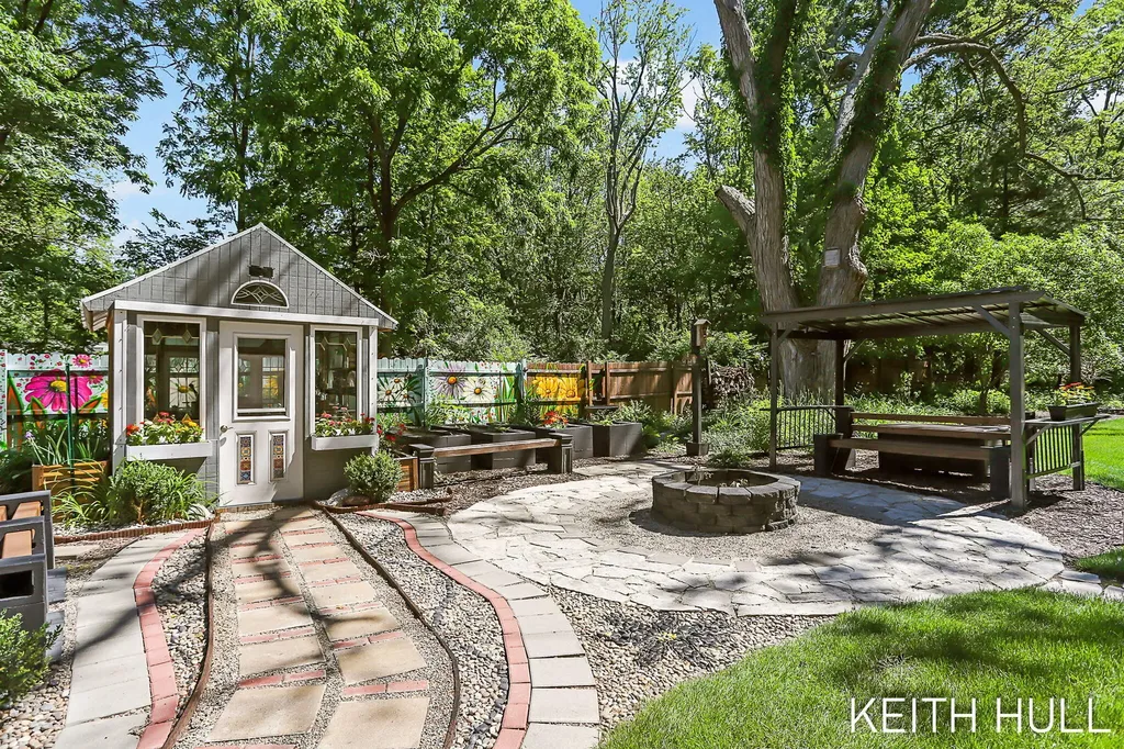1328 Maplerow Avenue NW Walker City MI 49534