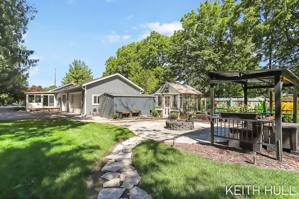 1328 Maplerow Avenue NW Walker City MI 49534