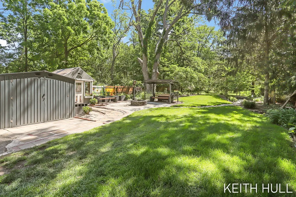 1328 Maplerow Avenue NW Walker City MI 49534