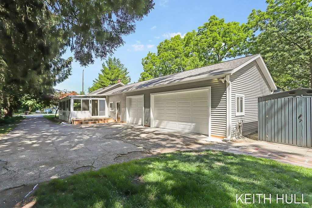 1328 Maplerow Avenue NW Walker City MI 49534